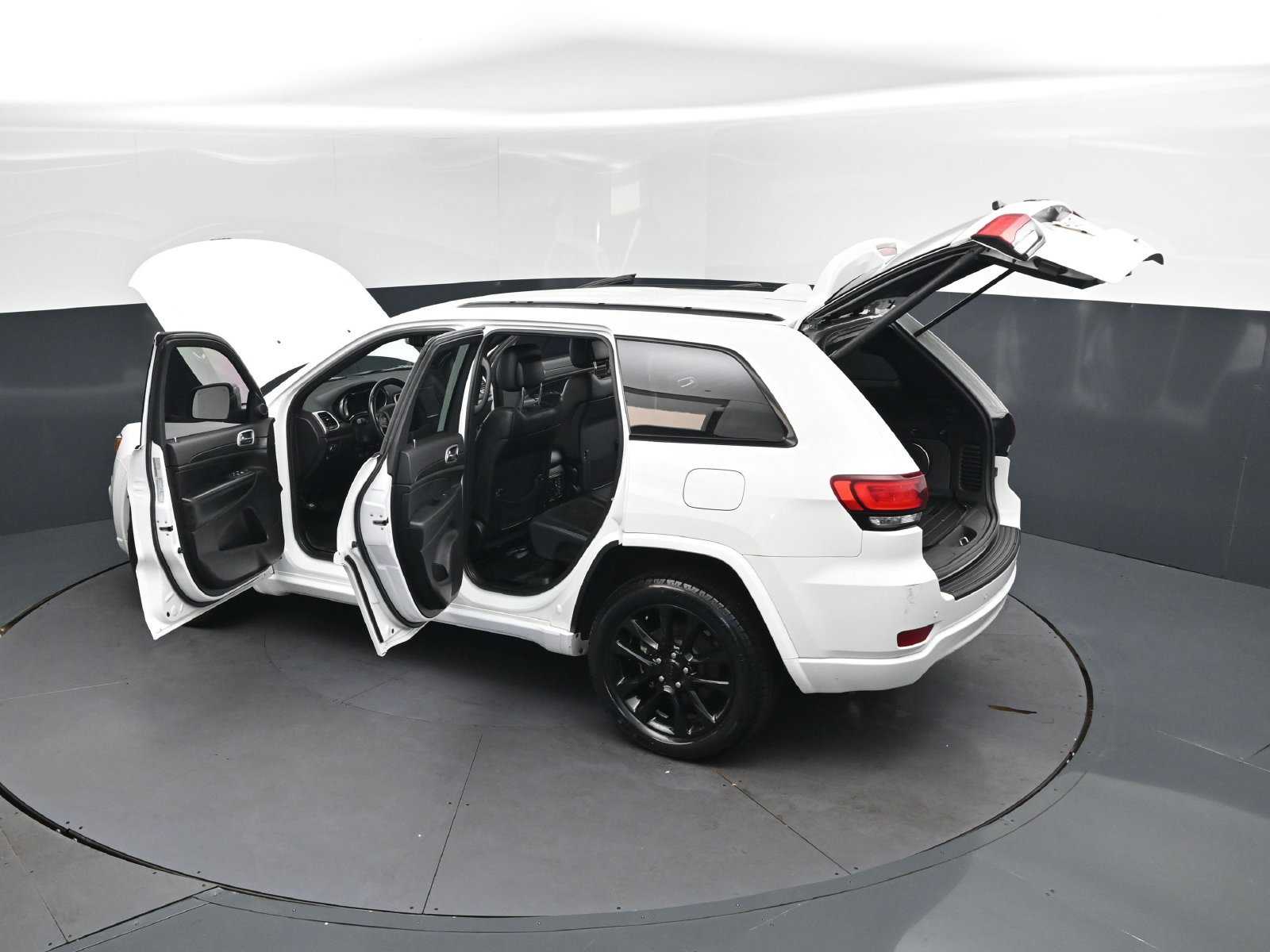 Used 2022 Jeep Grand Cherokee Laredo X RWD image 2