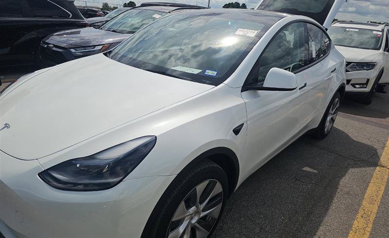Used 2024 Tesla Model Y Long Range AWD/4WD image 3
