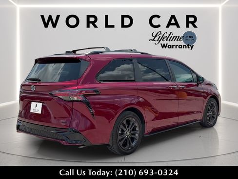 Used 2025 Toyota Sienna XSE FWD image 3
