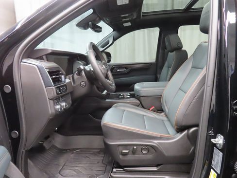 Used 2025 GMC Yukon XL AT4 w/ AT4 Premium Package image 9