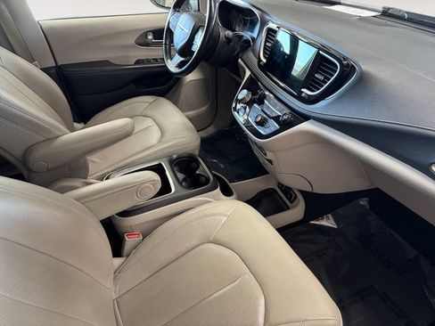 Used 2021 Chrysler Pacifica Touring-L FWD image 4