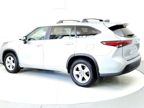Used 2023 Toyota Highlander LE AWD/4WD image 4