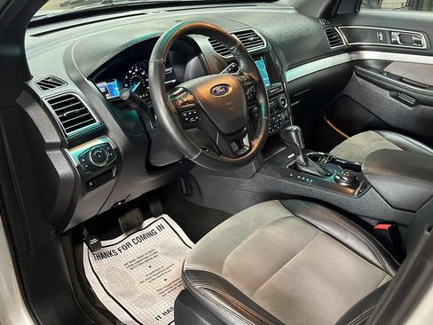 Used 2017 Ford Explorer XLT w/ Equipment Group 202A AWD/4WD image 23