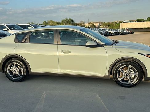 Used 2025 Kia K4 LXS image 13