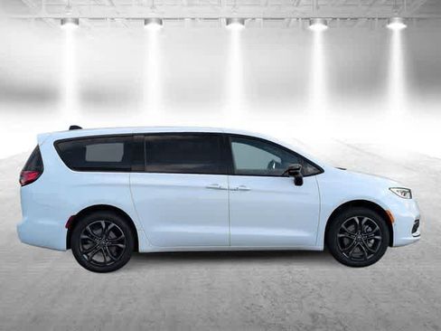 New 2026 Chrysler Pacifica Select image 9