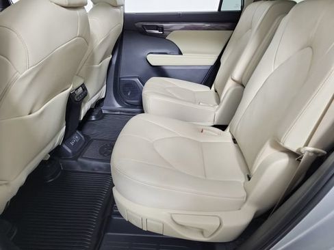 Used 2023 Toyota Highlander Platinum FWD image 12