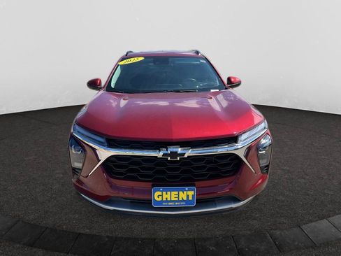 Used 2025 Chevrolet Trax LT w/ Driver Confidence Package FWD image 2