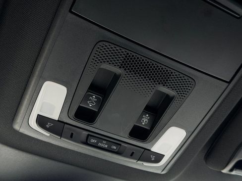 Used 2025 Honda Pilot Black Edition image 39