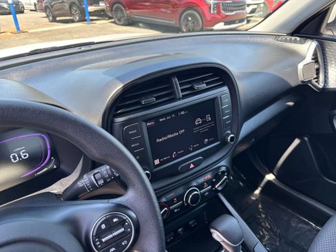 Used 2025 Kia Soul LX w/ LX Technology Package FWD image 17