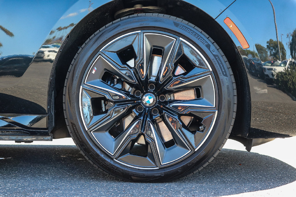 Used 2026 BMW 750e xDrive w/ Premium Package AWD/4WD image 9