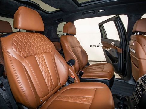 Used 2025 BMW X7 M60i AWD/4WD image 19