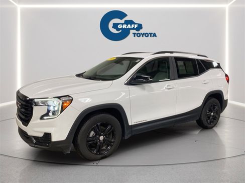 Used 2023 GMC Terrain SLE w/ Driver Convenience Package image 2