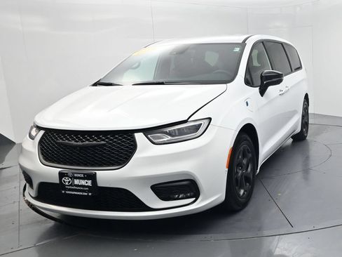Used 2024 Chrysler Pacifica Limited FWD image 3