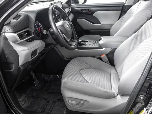 Used 2022 Toyota Highlander LE AWD/4WD image 6