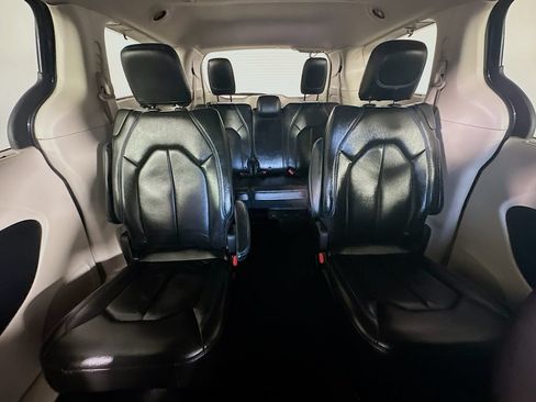 Used 2021 Chrysler Pacifica Touring-L FWD image 13