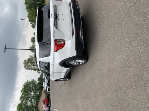 Used 2021 Ford Explorer XLT w/ Equipment Group 202A AWD/4WD image 4