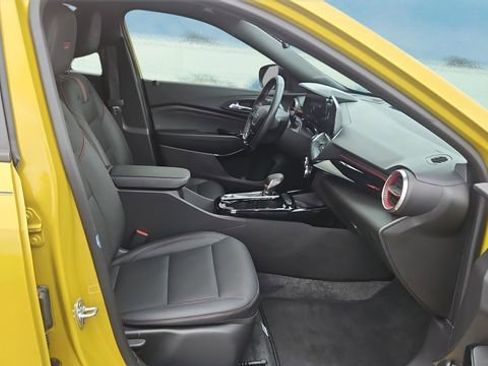 Used 2024 Chevrolet Trax RS w/ Sunroof Package image 11