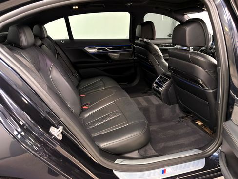 Used 2019 BMW 750i xDrive w/ M Sport Package image 31