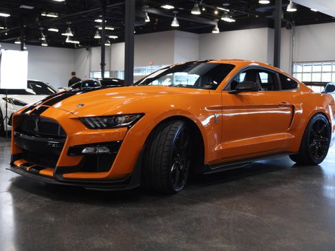 Used 2021 Ford Mustang Shelby GT500 w/ Carbon Fiber Track Pack RWD image 3