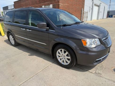 Used 2016 Chrysler Town & Country Touring w/ Driver Convenience Group FWD image 4