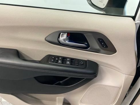 Used 2023 Chrysler Pacifica Touring-L FWD image 18