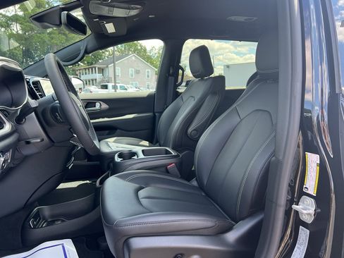 New 2026 Chrysler Pacifica Select image 9