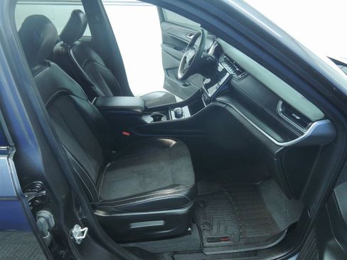 Used 2024 Jeep Grand Cherokee L Laredo image 32