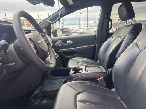 Used 2024 Chrysler Pacifica Limited FWD image 24