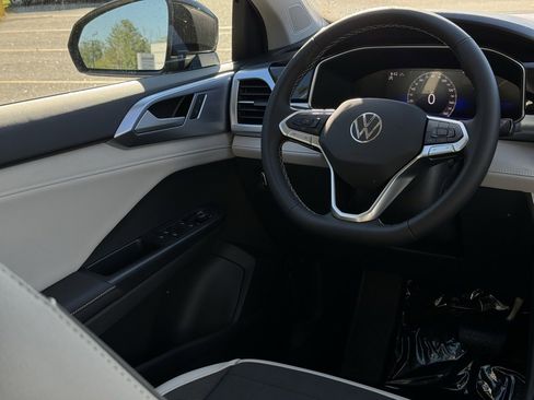 New 2025 Volkswagen Taos SE image 28