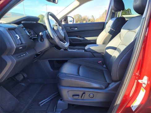 Used 2025 Nissan Pathfinder SL image 4