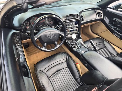 Used 2000 Chevrolet Corvette Convertible w/ Performance Handling Pkg RWD image 19