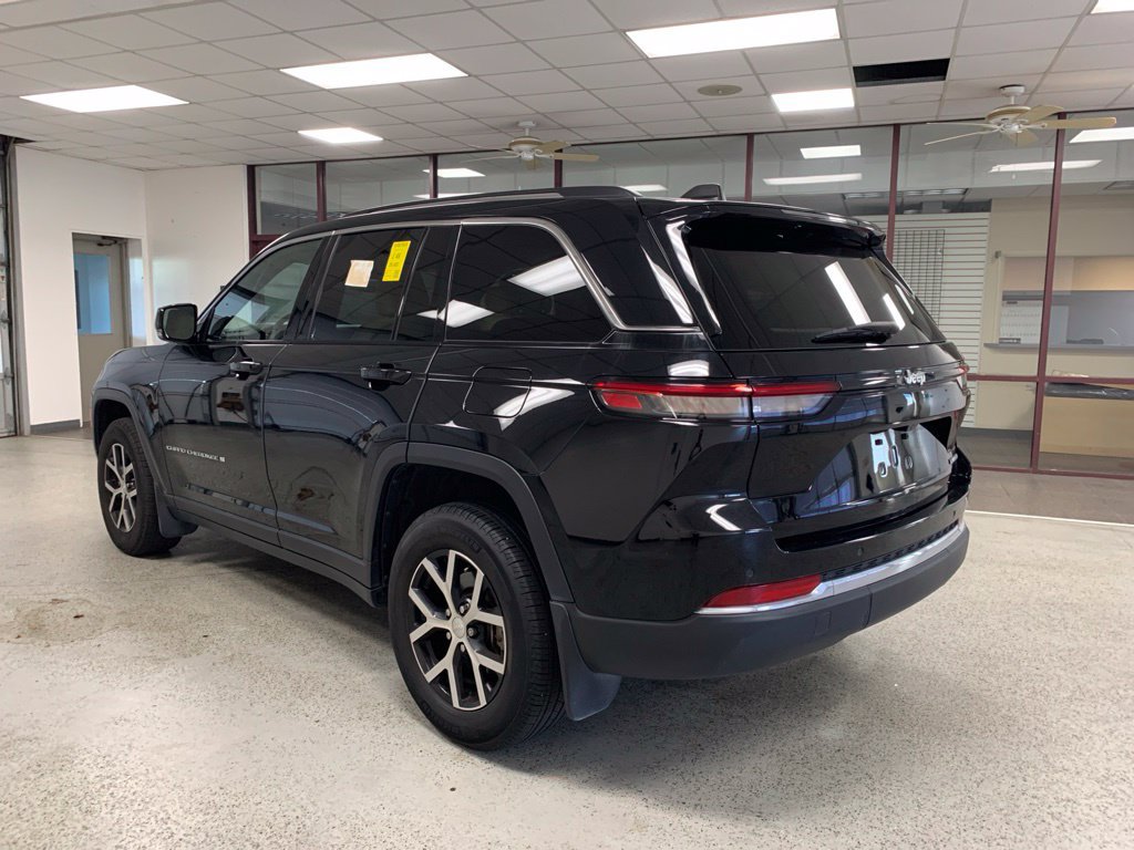 Used 2023 Jeep Grand Cherokee Limited RWD image 3