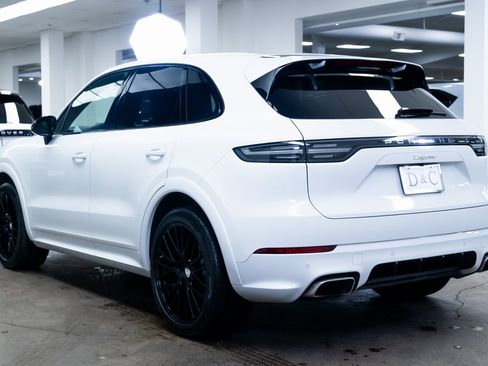 Used 2022 Porsche Cayenne w/ Premium Package image 4