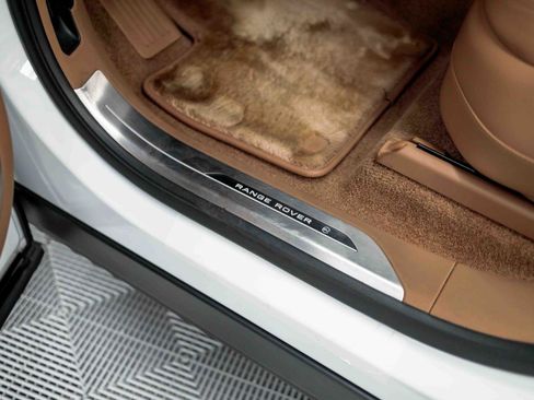 Used 2024 Land Rover Range Rover SV image 40