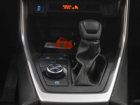 Used 2022 Toyota RAV4 XLE AWD/4WD image 19