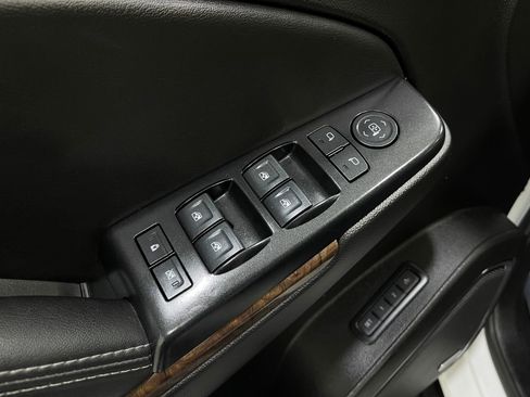 Used 2018 Chevrolet Suburban LT image 18