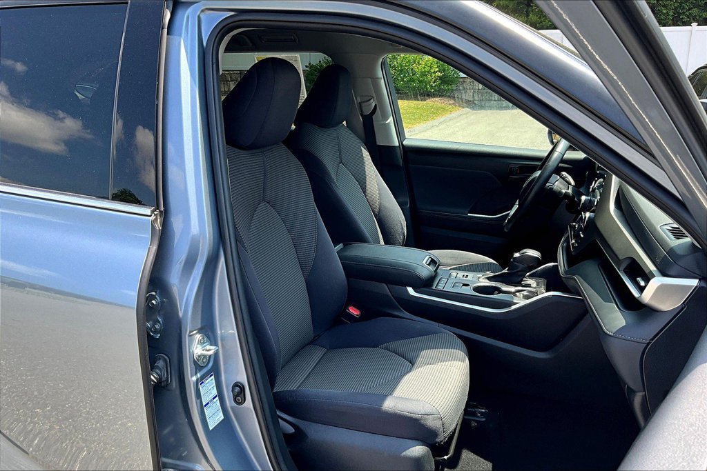 Used 2021 Toyota Highlander LE AWD/4WD image 11