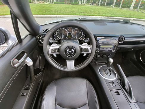 Used 2006 MAZDA MX-5 Miata Grand Touring RWD image 6