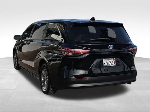 Used 2022 Toyota Sienna XLE image 5