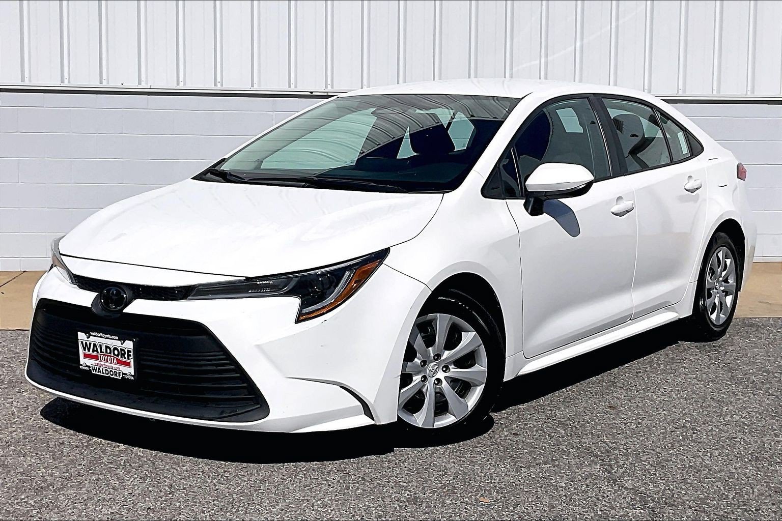 Used 2024 Toyota Corolla LE FWD image 2