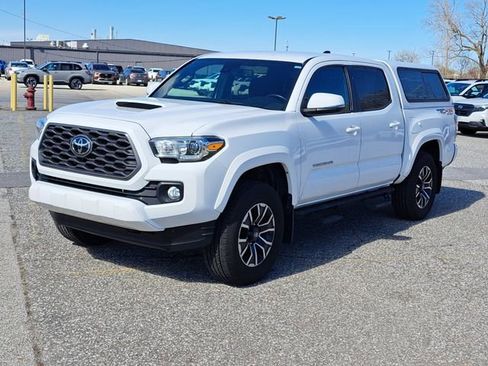 Used 2020 Toyota Tacoma TRD Sport w/ Technology Package AWD/4WD image 2