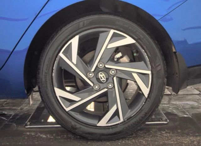 Used 2025 Hyundai Elantra Sport FWD image 15