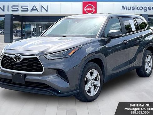 Used 2023 Toyota Highlander L FWD image 3