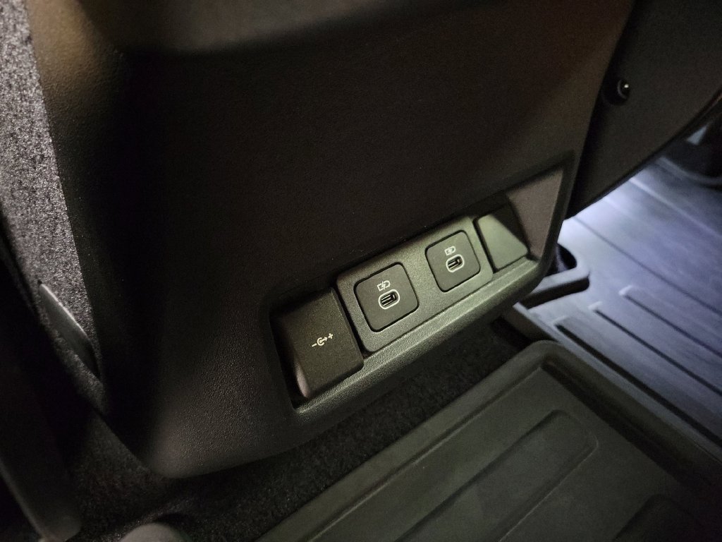 Used 2025 Land Rover Discovery Dynamic SE AWD/4WD image 32