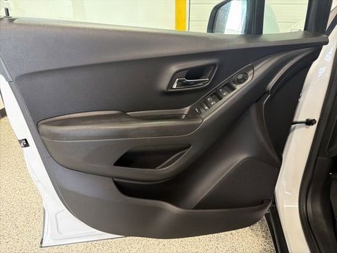 Used 2022 Chevrolet Trax LT w/ Driver Confidence Package image 9