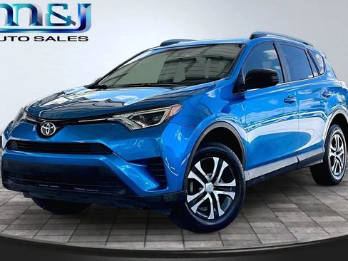 Used 2017 Toyota RAV4 LE FWD image 1