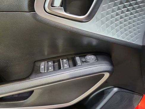 Certified 2025 Kia Soul LX FWD image 16