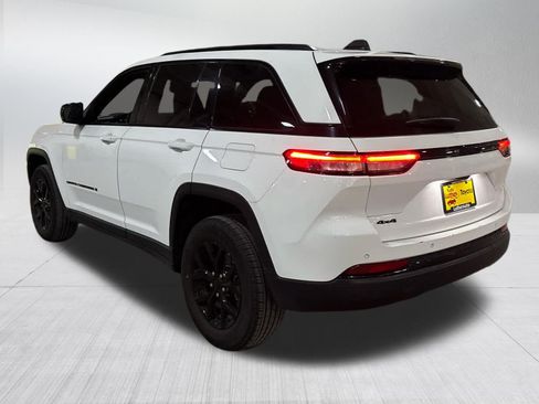 Used 2024 Jeep Grand Cherokee Altitude AWD/4WD image 3