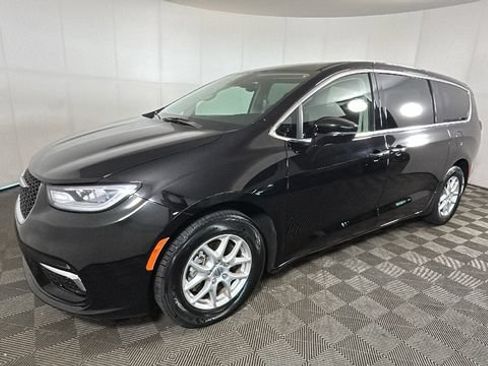 Used 2024 Chrysler Pacifica Touring-L FWD image 6