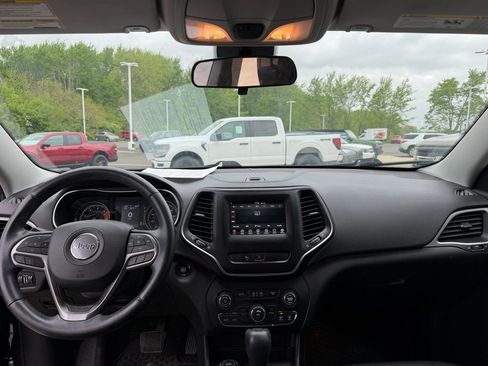 Used 2019 Jeep Cherokee Latitude Plus w/ Cold Weather Group AWD/4WD image 12